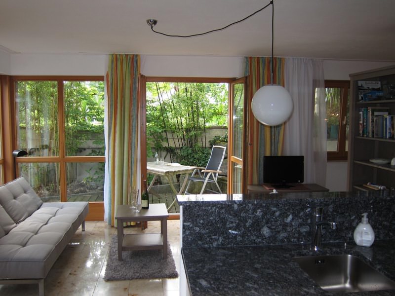 Wohnbereich mit Sicht auf die Terrasse